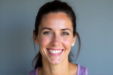 Portrait souriant de Claire, coach de yoga