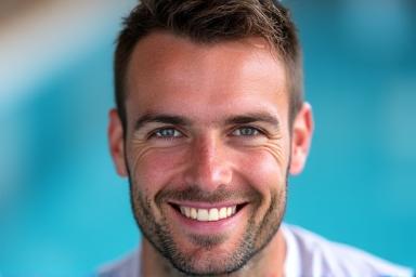 Portrait de Julien, entraîneur de natation, près d'un bassin