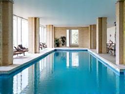 Piscine moderne et claire